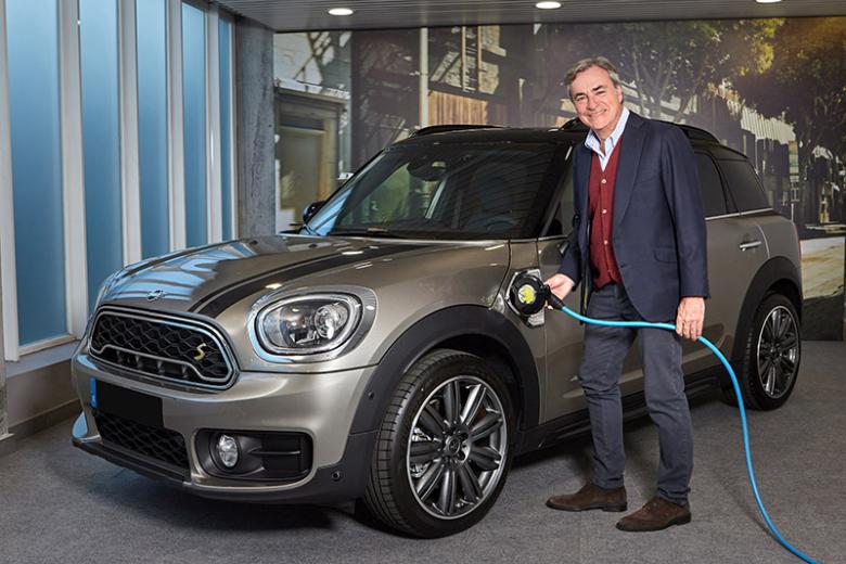 Mini Countryman. Pasaron los años y llegó la electrificación y con ella Mini, otra de las marcas con las que logró vencer en la prueba extrema del desierto por excelencia. En este caso con un Countryman con el que el propio Carlos Sainz entraba de lleno en la era de la electrificación