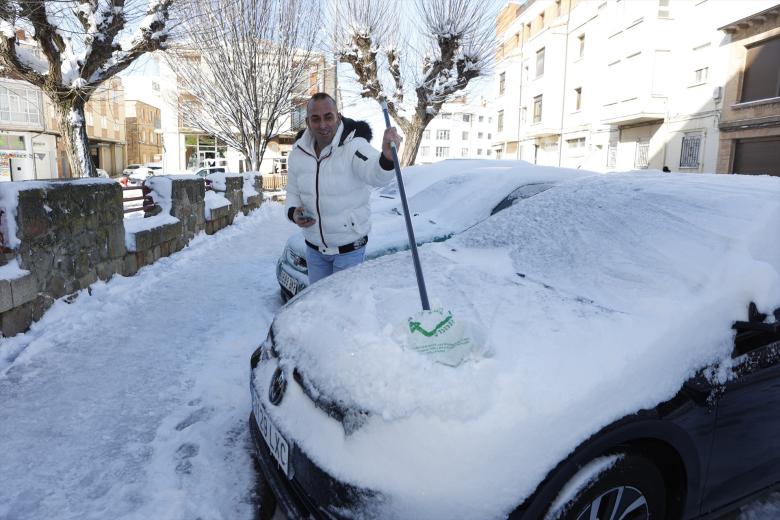 Una persona limpia las calles de nieve, a 20 de enero de 2024, en Soria, Castilla y León (España).