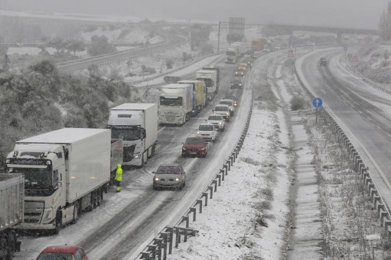 El temporal de nieve ha dejado esta tarde varadas a largas filas de camiones y coches en la A-66, entre Guijuelo y Béjar
