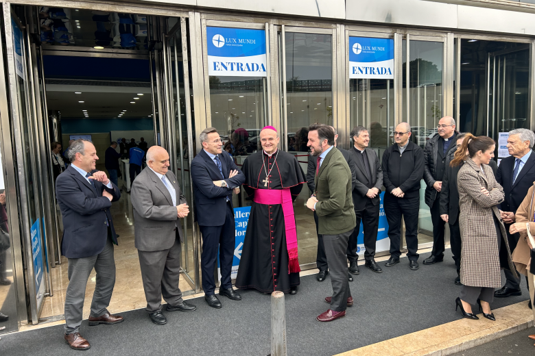 El obispo Munilla junto al alcalde de Elche, Pablo Ruz, durante la recepción de autoridades antes de la inauguración de la I Feria Diocesana 'Lux Mundi', en el recinto ferial de IFA, en Alicante