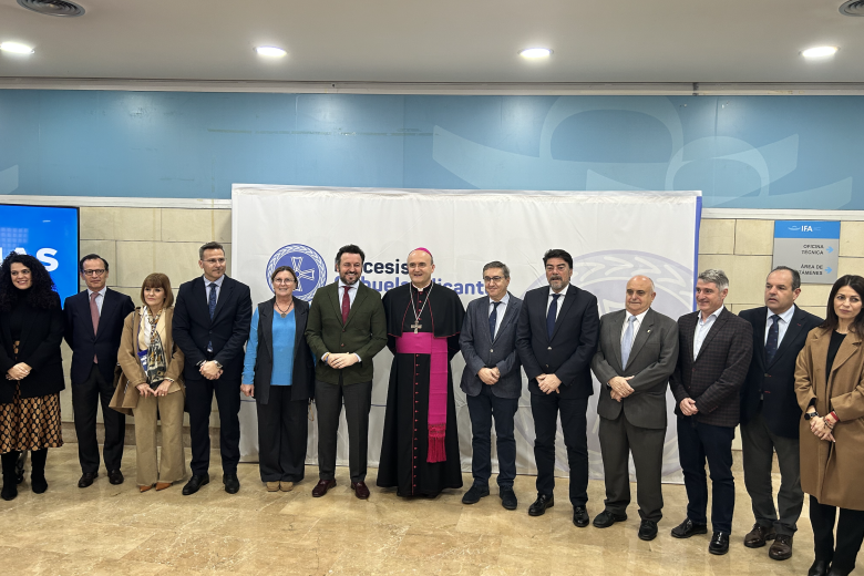 Fotografía de grupo de Mons. Munilla junto a autoridades, antes de que diese comienzo el acto de inauguración de la feria