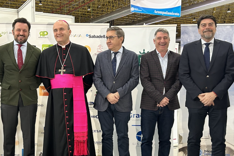 Mons. Munilla junto al alcalde de Elche, Pablo Ruz; el consejero de Educación en la Comunidad Valenciana, José Antonio Rovira; y los alcaldes de Orihuela, Pepe Vegara y el alicante, Luis Barcale, en la inauguración de la I Feria Diocesana Lux Mundi