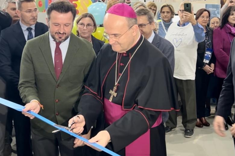 Corte de la cinta en la inauguración de la I Feria Diocesana 'Lux Mundi'