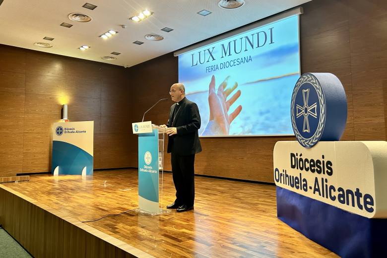 Mons. Munilla durante la ponencia 'La Familia y la Empresa. Alianzas que las hacen crecer’