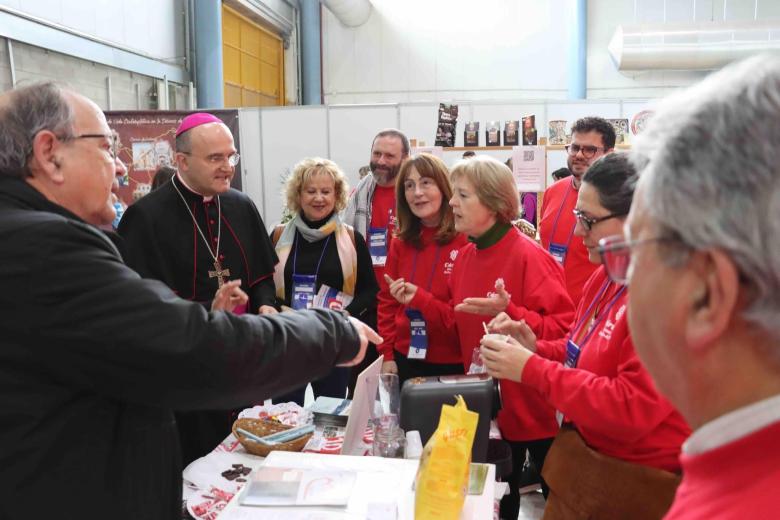 Visita de Mons. Munilla al stand de Cáritas