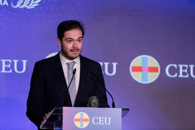 Alejandro Escario ha recibido el premio 'Alumni júnior'