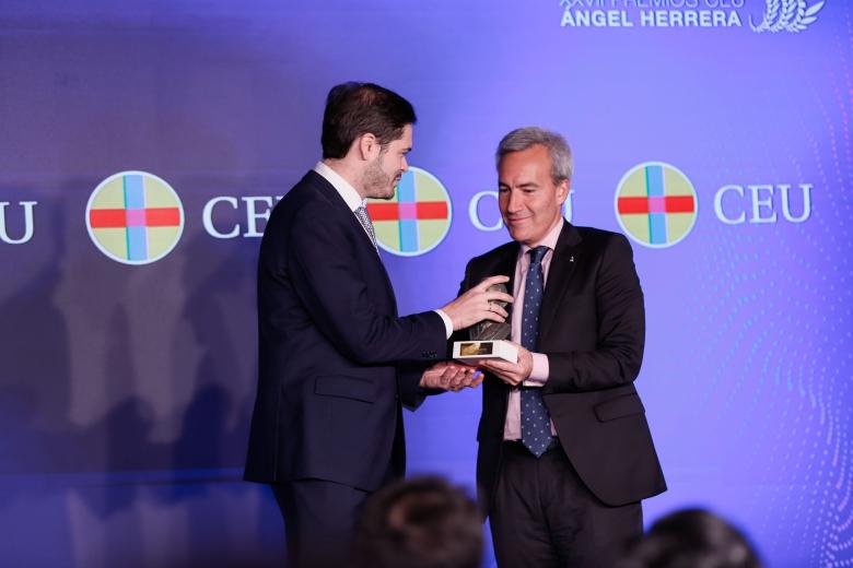 Alejandro Oñoro, CEO de ILUNION ha entregado el premio 'Alumni júnior' a Alejandro Escario