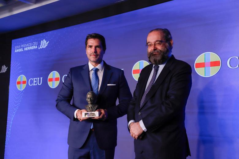 D. Alfonso Bullón de Mendoza ha hecho entrega del premio 'Ética y valores' a Eduardo Verástegui
