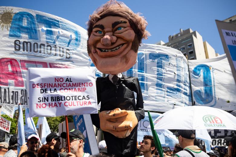 Un títere del presidente argentino Javier Milei es visto durante una manifestación durante una huelga nacional contra el gobierno de Javier Milei en el centro de Buenos Aires