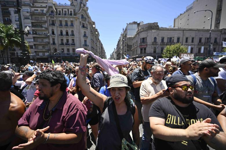 Centenares de funcionarios públicos y sindicalistas argentinos se manifestaron las inmediaciones del Congreso en Buenos Aires