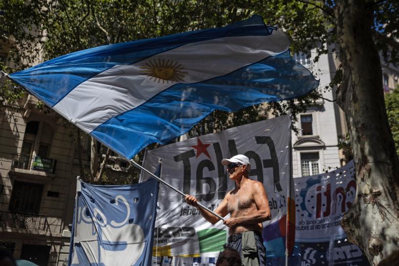 Un hombre ondea una bandera de Argentina durante el paro nacional convocador por los sindicatos peronistas