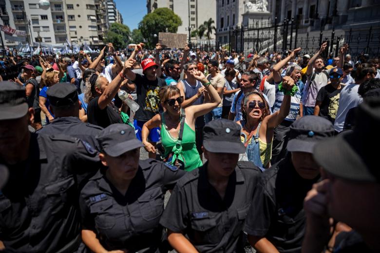 Un grupo de sindicalistas y feministas protestan contra las reformas propuestas por Milei en las inmediaciones del congreso argentino