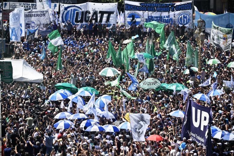 Panorámica general de los manifestantes que apoyan el paro nacional contra el Gobierno de Javier Milei en Buenos Aires