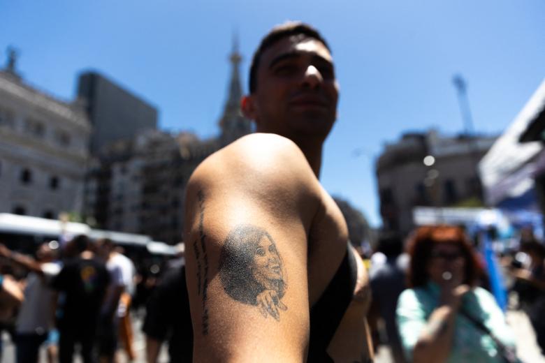 Un manifestante contra el Gobierno de Milei luce un tatuaje del rostro de la expresidenta argentina Cristiana Kirchner
