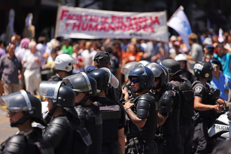 La Policía desplegada en Córdoba durante la manifestación contra el Gobierno de Milei