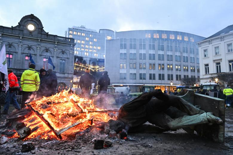 Una estatua de la Plaza de Luxemburgo fue retirada e incendiada en una acción de protesta en el distrito europeo de Bruselas, organizada por el sindicato general de agricultores ABS