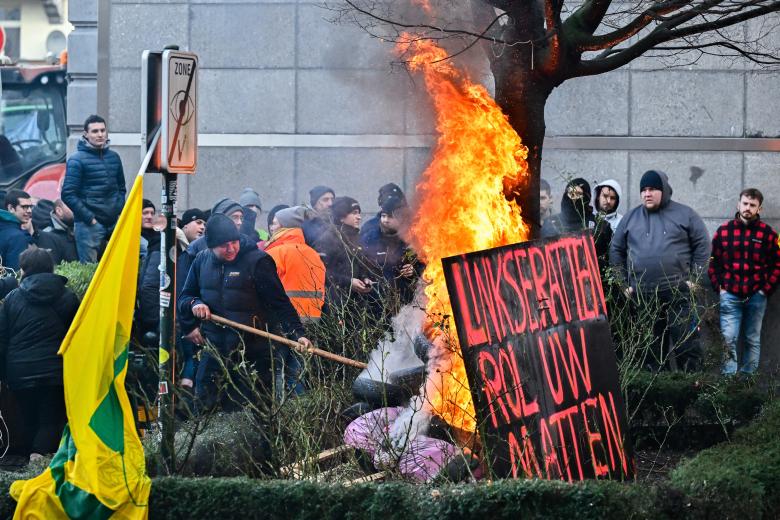 Los agricultores cerraron una calle y encendieron una hoguera en el distrito europeo de Bruselas para exigir mejores condiciones para cultivar, producir alimentos