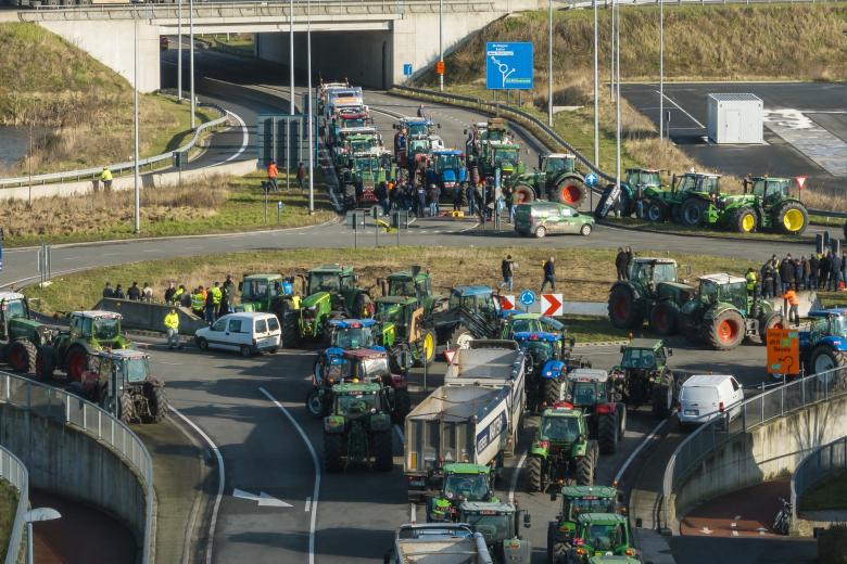 Una vista aérea muestra camiones y tractores bloqueando la autopista E40 durante una protesta de agricultores, en Aalter, al noroeste de Bruselas