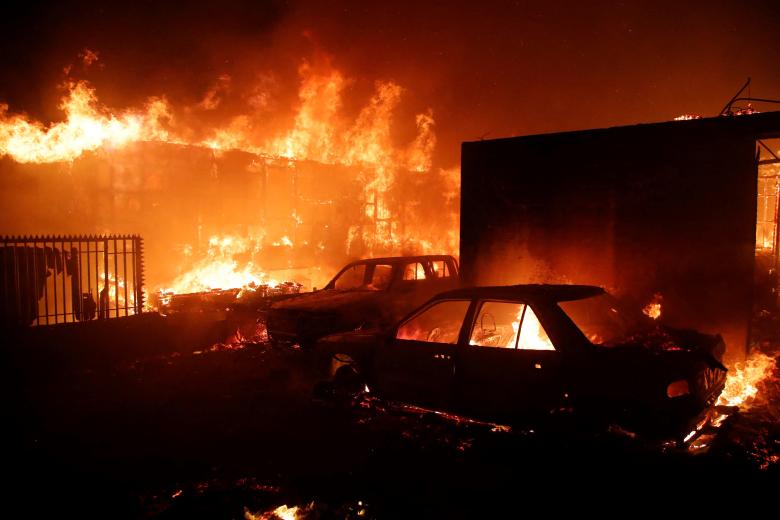 Vehículos y casas arden durante un incendio en Viña del Mar, Chile