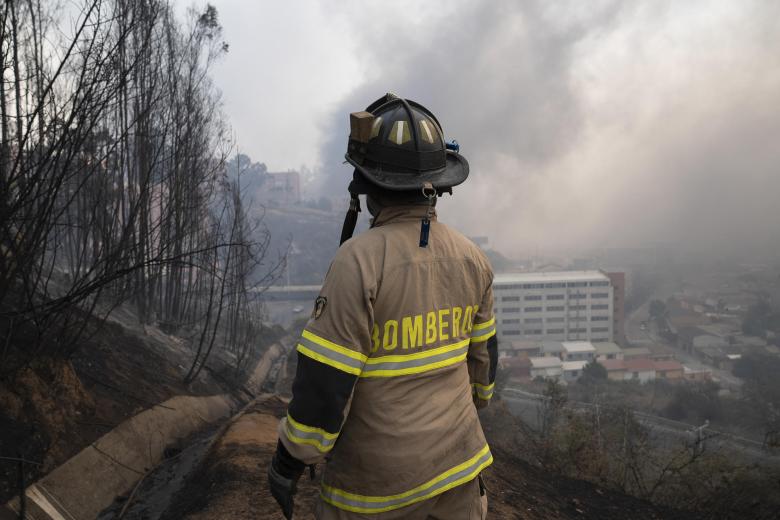 Un bombero observa los incendios forestales que afectan la zona de Canal Beagle, Viña del Mar