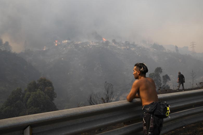 Personas observan los incendios forestales que afectan la zona de Canal Beagle, Viña del Mar
