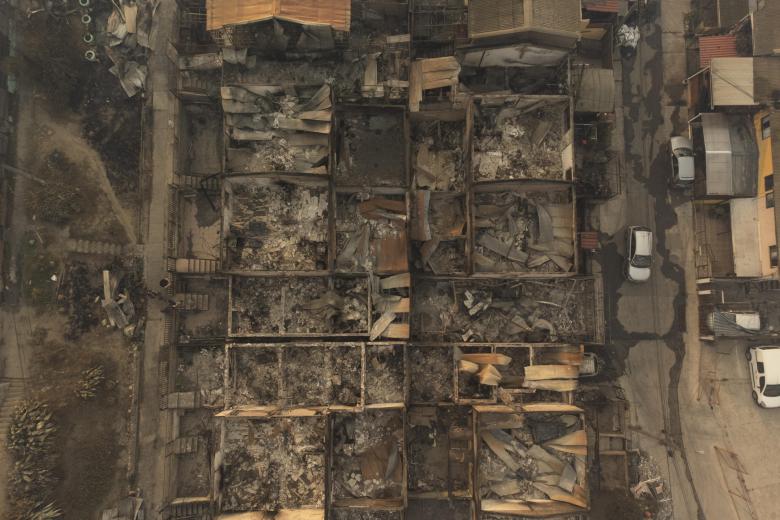 Fotografía aérea que muestra las viviendas afectadas por incendios forestales que afectan la zona de El Olivar, Viña del Mar