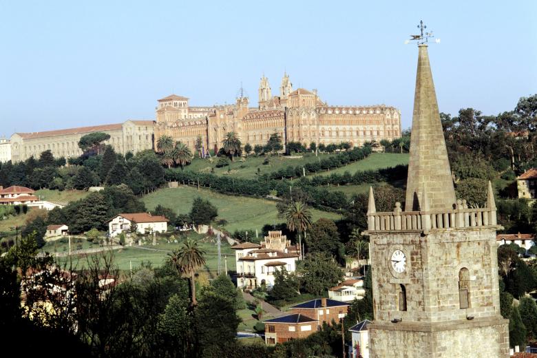 Comillas, Cantabria: Situada a 50 kilómetros de Santander, esta villa con aspectos medievales y barrocos es un verdadero lujo de la costa cantábrica. Tiene una arquitectura marinera típica de finales del siglo XIX, y además sorprende por el patrimonio artístico que han dejado algunos artistas en ella, por ejemplo, Gaudí, reconocido arquitecto y artista del Modernismo Catalán. Puedes ver casonas montañesas, así como la Villa Quijano, mejor conocida como El Capricho de Gaudí, una edificación que parece sacada de un cuento de fantasía. Además, es una de las pocas obras de Gaudí que se encuentran fuera de Barcelona. Otro de los atractivos de Comillas es su casco antiguo, allí destacan la Plaza de la Constitución, Antiguo Ayuntamiento (data del siglo XVIII) y la Iglesia Parroquial de San Cristóbal. Un dato interesante de Comillas es que llegó a ser la capital de España por un día, tras la decisión del rey Alfonso XII. Fue también el primer lugar en España en tener luz eléctrica.