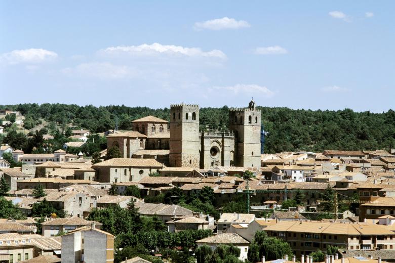 Sigüenza, Guadalajara: Visitar este pueblo medieval es hacer un recorrido histórico por España. Por este pueblo pasaron celtíberos, romanos, visigodos y árabes, y su presencia se puede comprobar con tan solo entrar al pueblo, ya que se ven restos de cada comunidad. Además del castillo, el pueblo cuenta con otras atracciones que valen la pena, por ejemplo, la Catedral, un ejemplo de libro del estilo cisterciense o primer gótico. También está la Casa del Doncel y la Iglesia de San Vicente. Además de esto, como si fuera poco, Sigüenza tiene un legado enorme del periodo renacentista y barroco. Puedes ver las casas y palacios de este periodo por todo el pueblo. Para un plan más gastronómico, si pasas por la plaza Mayor disfrutará de la cocina local como el asado de cordero o cabrito, la sopa castellana, o las migas acompañadas con chorizo, torreznos y huevo frito. También puedes disfrutar de platillos más dulces como las Yemas de Doncel, típico de esta localidad.