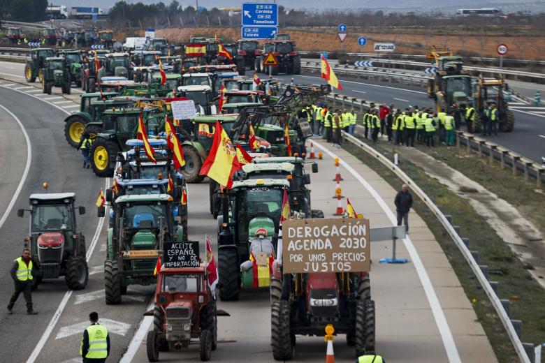 Vista de la concentración de tractores en la A4 a la altura de Madrid