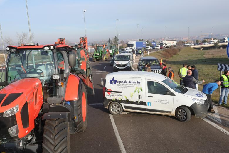 Las protestas de grupos de agricultores están afectando desde primera horas de este martes a numerosas carreteras