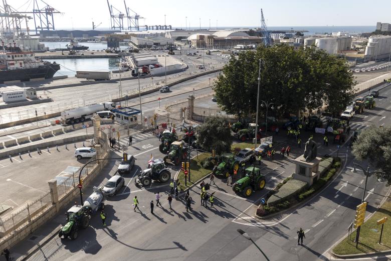 Tractores y camiones de los agricultores y ganaderos malagueños bloquean los accesos al Puerto de Málaga