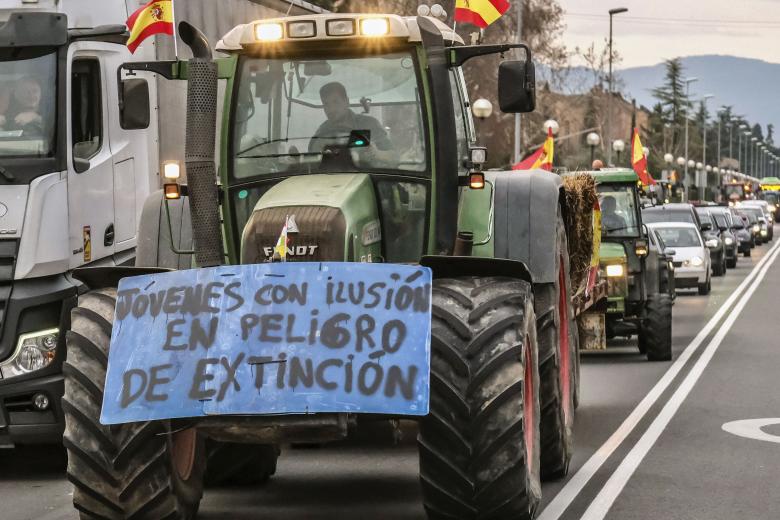 Agricultores riojanos llevan su protesta a las puertas de la Delegación de Gobierno de La Rioja en Logroño