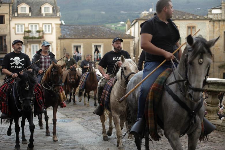 Varios caballos bajan guiados por los pastores por un monte frente a la Catedral mindoniense, a 17 de octubre de 2022, en Mondoñedo, Lugo, Galicia (España). El mundo del caballo es protagonista de las San Lucas con el paso de los caballos por las calles y la Plaza de la Catedral de camino a la feria. La organización ha destacado la celebración por primera vez dentro de la feria del Concurso de Andadura de Caballo Marchador Gallego, con la colaboración de Puraga, con la que se pretende poner en valor la raza autóctona.
17 OCTUBRE 2022;TRADICIÓN;CABALLOS;FIESTAS TRADICIONALES;CABALLOS;MONDOÑEDO;LUGO;GALICIA
Carlos Castro / Europa Press
(Foto de ARCHIVO)
17/10/2022