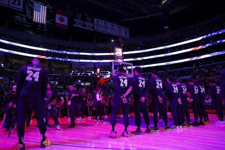 Los Angeles Lakers lució camisetas conmemorativas antes de su partido con los Denver Nuggets