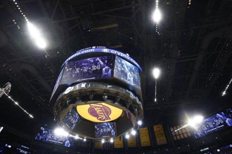El videomarcador de Los Angeles Lakers emitió algunas imágenes en homenaje a la leyenda angelina.