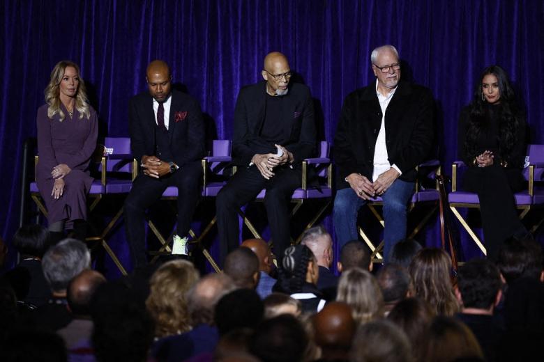 Jeannie Buss (presidenta y máxima accionista de los Lakers), Derek Fisher (base del equipo durante años), Kareem Abdul-Jabbar (leyenda de la franquicia), Phil Jackson (entrenador histórico de los Lakers) y Vanesa Bryant (mujer de Kobe). Jeanie Buss aseguró que, pese a haber estado toda su vida en el mundo de los deportes, nunca vio a «alguien como Kobe Bryant».