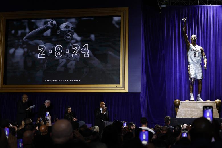 Con una espléndida lista de invitados en el acto, entre ellos y en primera fila su 'hermano' Pau Gasol, los Lakers rindieron homenaje a Kobe con esta estatua desvelada el 8 de febrero de 2024, un pequeño guiño a los dos dorsales del escolta (8 y 24) y al 2 que llevaba su también fallecida hija Gigi.