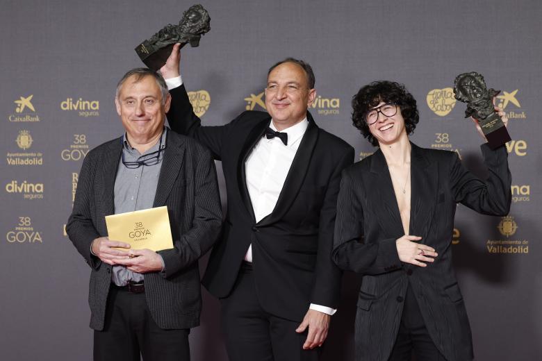 Pau Costa, Feliz Bergés y Laura Pedro posan con el Goya mejores efectos especiales por la película La sociedad de la nieve