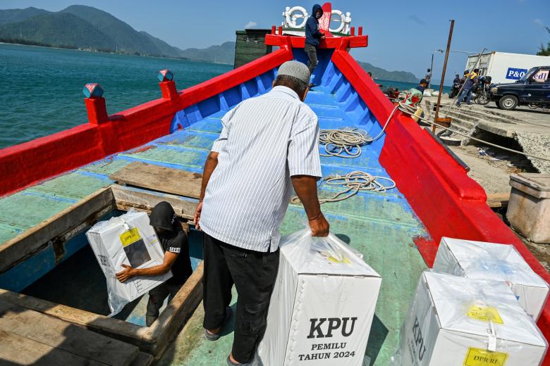 Los trabajadores de la Comisión Electoral General (KPU) cargan materiales electorales en un barco que se dirige a islas remotas, en Pulo Aceh, Banda Aceh