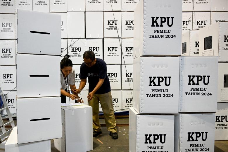 Los trabajadores preparan las urnas en el almacén logístico de la Comisión Electoral General de Denpasar en Denpasar, en la isla turística de Bali, Indonesia