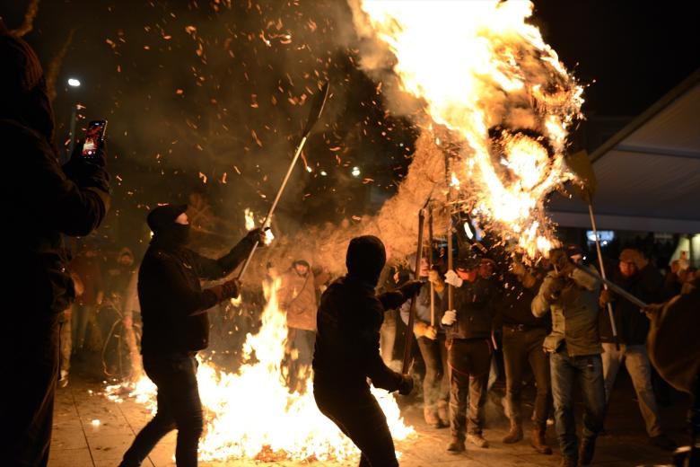 Varias personas durante la procesión de los Fachós en Castro de Caldelas en Ourense, a 19 de enero de 2024, en Castro de Caldelas, Ourense, Galicia (España). La Festa dos fachós de Castro Caldelas se celebra la víspera de la onomástica del patrón, San Sebastián. Las familias llevan sus fachós, tradicionalmente elaborados de paja de centeno, por una procesión en el contorno de la Iglesia de los Remedios y del Castelo, donde se prenden. Finalmente los fachós se tiran todos juntos para que acaben de arder en conjunto, y acaban con una fiesta por la noche, con vino y chorizo. Este rito está relacionado con la peste, como agradecimiento al patrón de la villa en su intercesión ante la amenaza de la muerte.
19 ENERO 2024;TRADICIÓN;SAN SEBASTIÁN;ORENSE;FIESTA;PATRÓN;FIESTA RURAL;RITOS
Rosa Veiga / Europa Press
19/1/2024