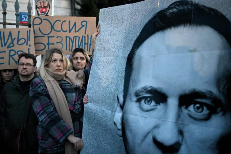 Manifestantes en Polonia por la muerte de Navalni