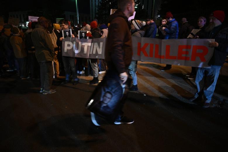 Manifestantes en la embajada rusa de Estados Unidos culpan a Putin de la muerte de Navalni