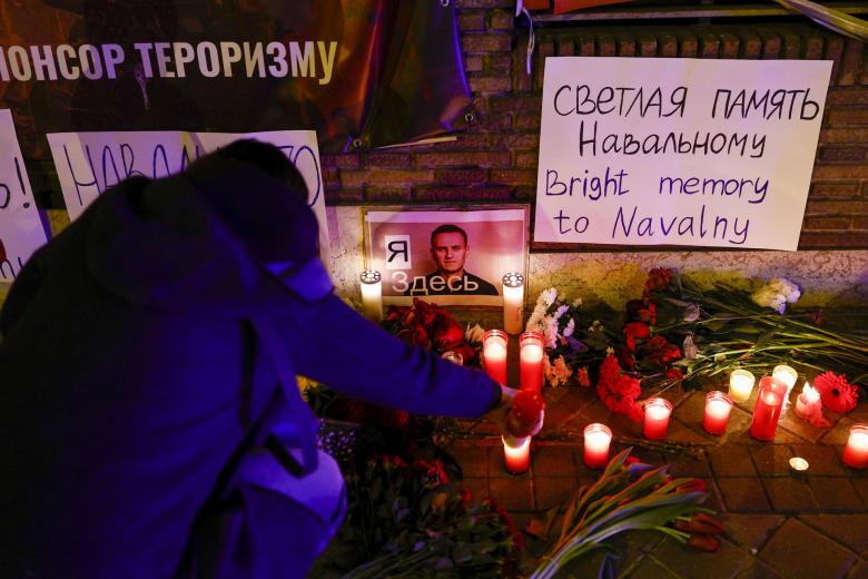 Protestas tras la repentina muerte en prisión del líder opositor ruso Alekséi Navalni, este viernes junto a la embajada rusa en Madrid. EFE/Rodrigo Jiménez