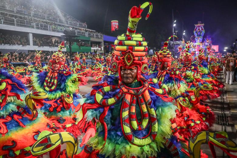 La escuela de samba Viradouro, con un innovador desfile en el que realzó la fuerza de las mujeres negras a través del culto a una serpiente sagrada, fue proclamada este miércoles como la mejor del carnaval de este año en Río de Janeiro