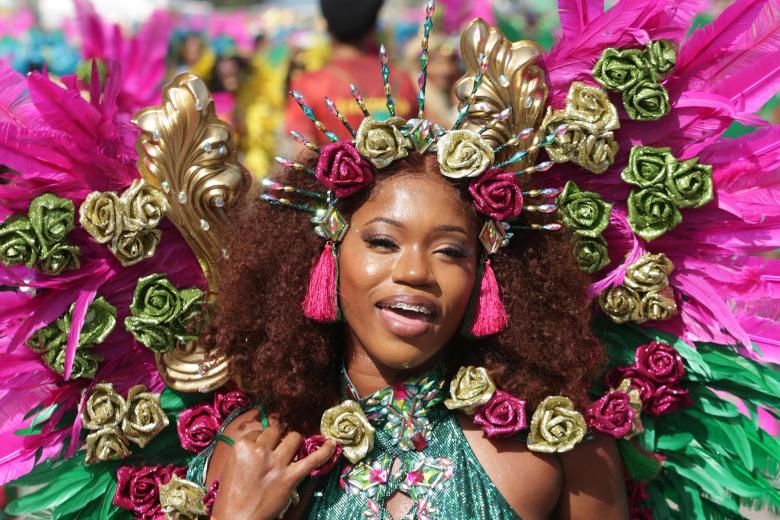 Una integrante de la comparsa 'Incendios forestales: el surgimiento de una nueva vida', de la banda carnavalesca Ronnie y Caro, baila este martes durante el último día del desfile de carnaval de Trinidad y Tobago celebrado en Queen’s Park Savannah en Puerto España