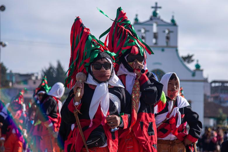 Indígenas Tsotsiles danzan con trajes de gala durante su carnaval inspirado en la cosmovisión maya, este martes en el municipio Zinacantán (México)