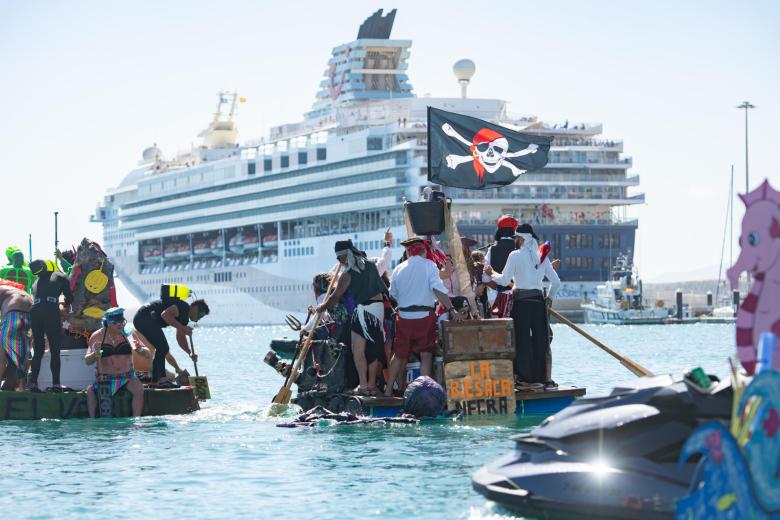 Participantes en la regata de Achipencos durante el Carnaval de Puerto del Rosario. Los archipencos son artilugios flotantes construidos por los participantes en la regata y que tienen que reunir dos condiciones, flotar y ser impulsados por energias no contaminantes