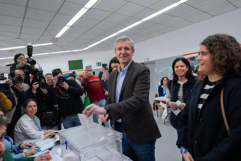 Alfonso Rueda depostiva su voto