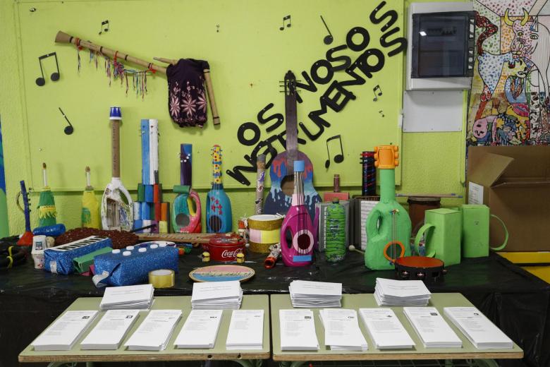 Papeletas dispuestas para los electores en el Colegio Rosalía de Castro en Lugo, durante la jornada electoral este domingo.